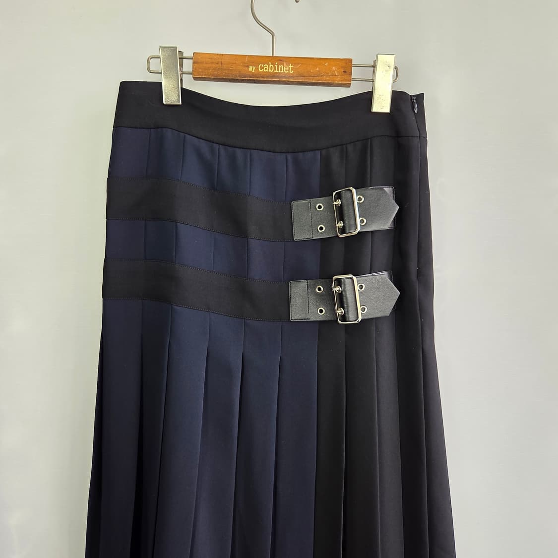 럭키슈에뜨 비대칭 플리츠 미디 스커트 - 세련된 블랙&네이비 배색 상품이미지5