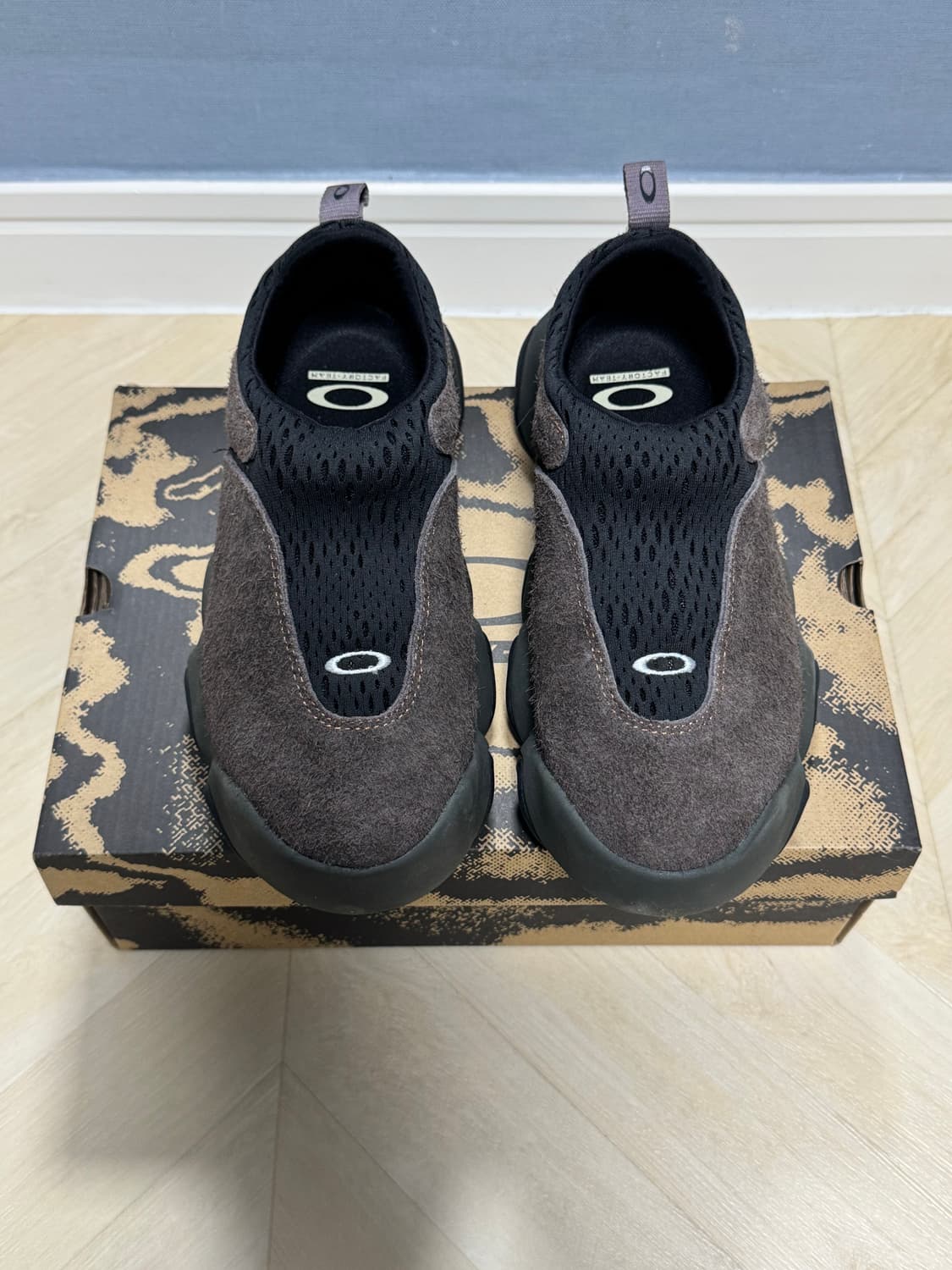 오클리 팩토리 팀 x 브레인 데드 스웨이드 플래시 자바 (260) 상품이미지7