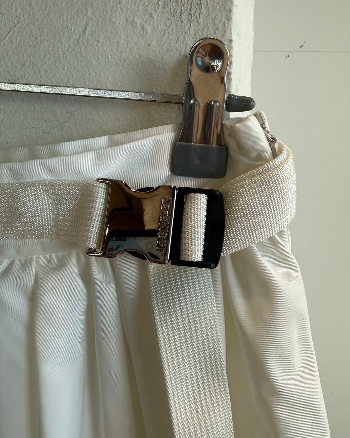 몽클레르 화이트 벨티드 플레어 스커트  상품이미지4