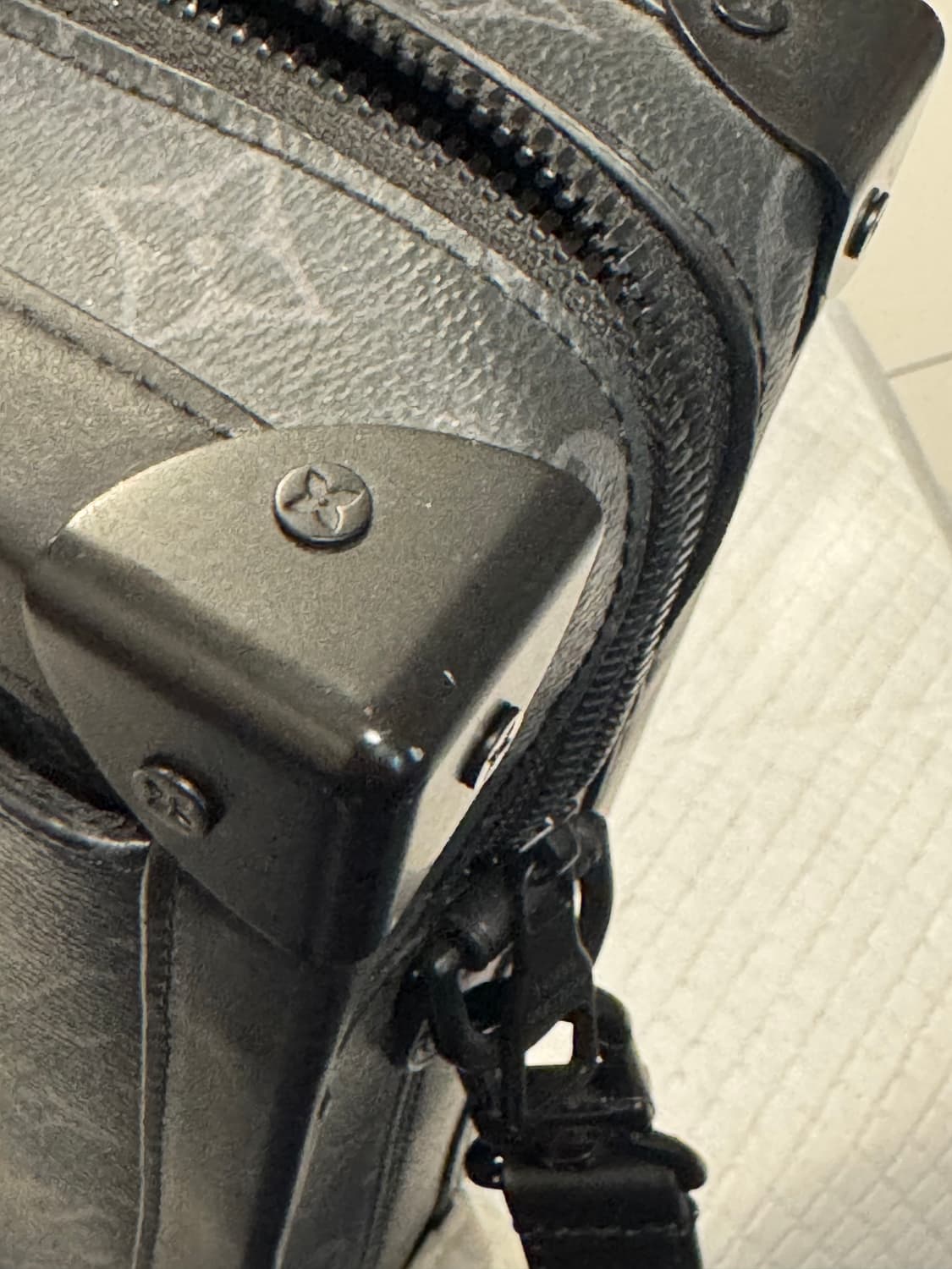 루이비통 소프트 트렁크 모노그램 이클립스 상품이미지9