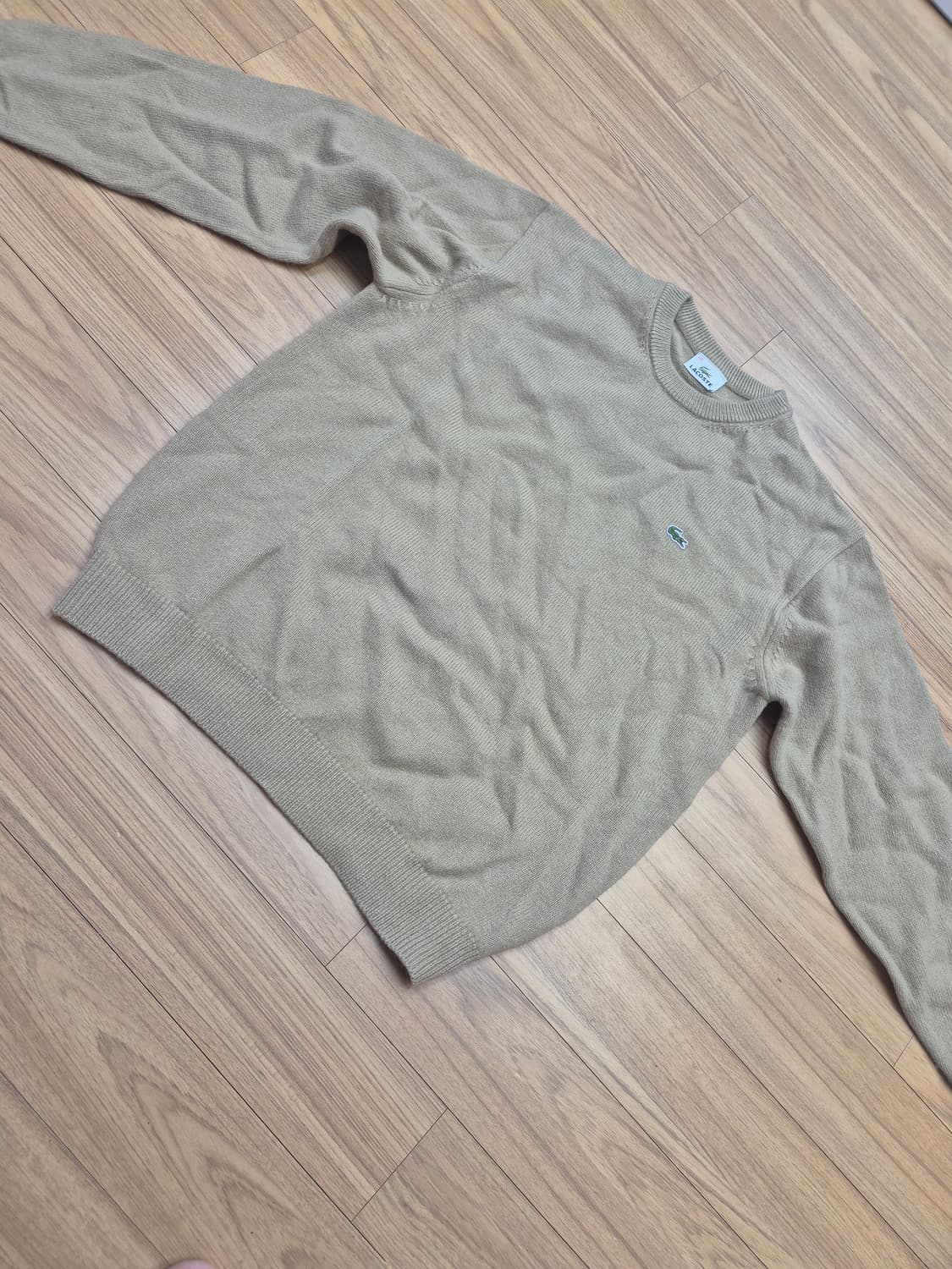 베이지색 라코스테 니트 판매합니다. 가슴둘레 100cm에 사이즈는 100 상품이미지1