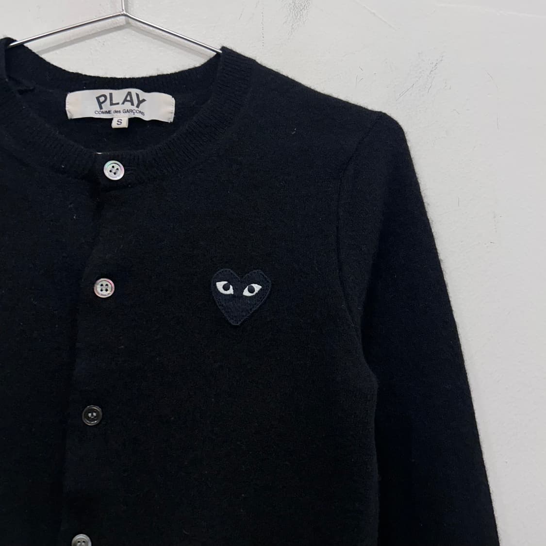 꼼데가르송 시그니처 블랙하트 부클 크롭 가디건 상품이미지1