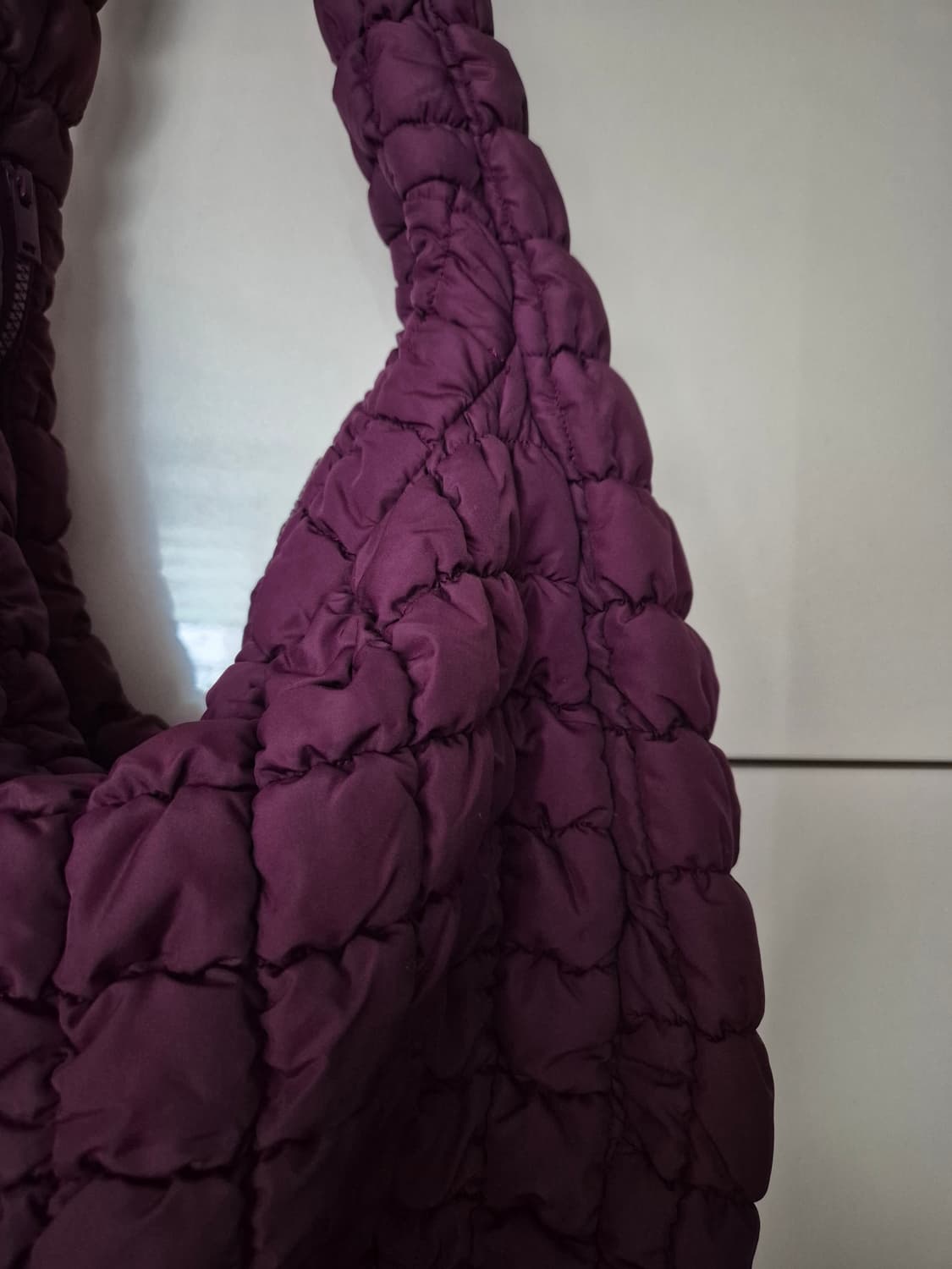 코스 퀼티드 오버사이즈 구름백 상품이미지3