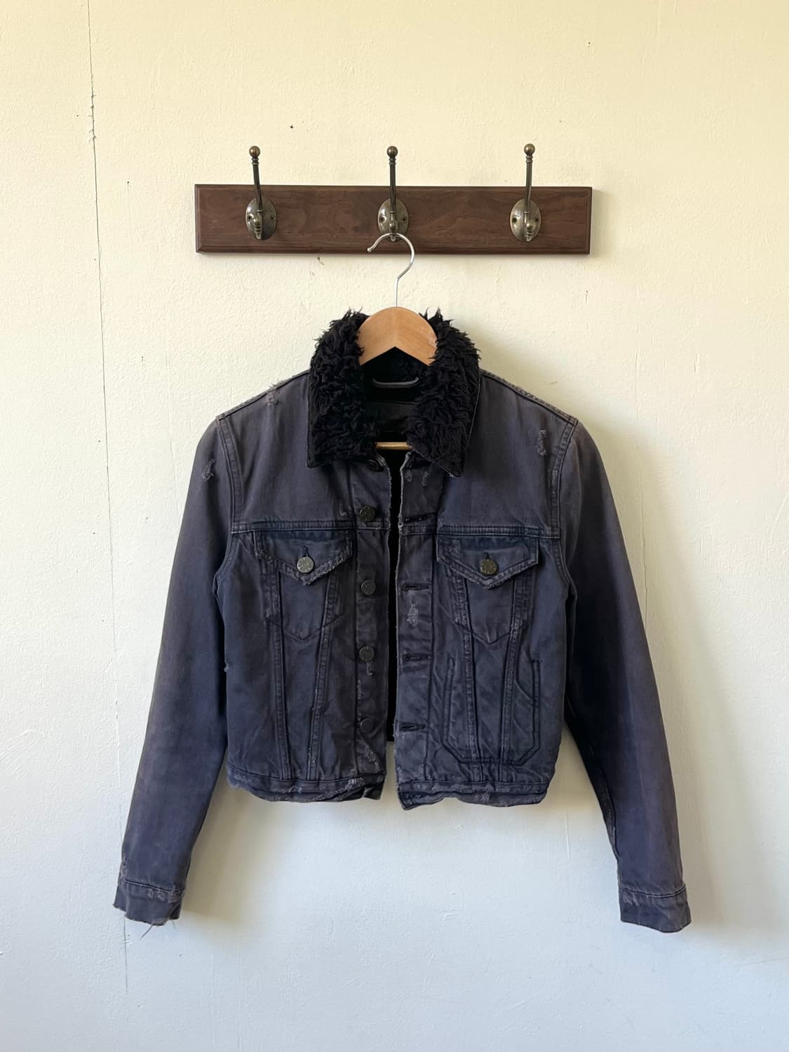 Acne Studios 크랙 데님 퍼 자켓 상품이미지1