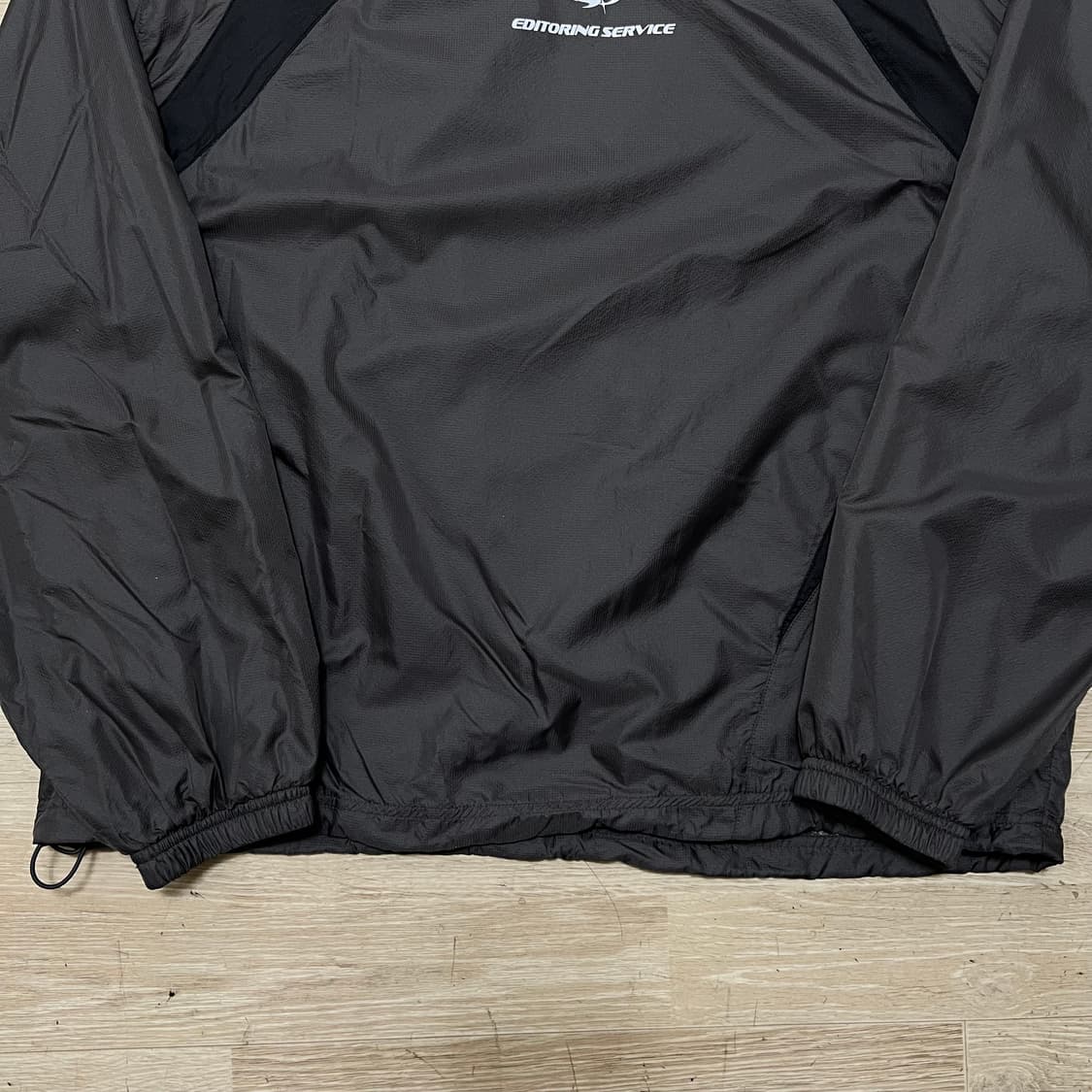 코드그라피 브이넥 로고 프린팅 풀오버 조거 웜업 [차콜] M/95 상품이미지4