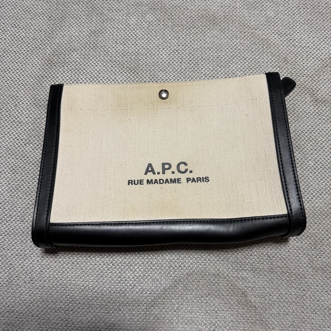 A.P.C. (아페쎄) 카밀 베이지 클러치백 상품이미지1