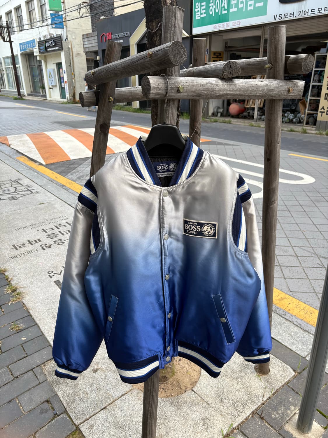 산토리 보스 커피 블루 실버 그라데이션 스타디움 점퍼 상품이미지1