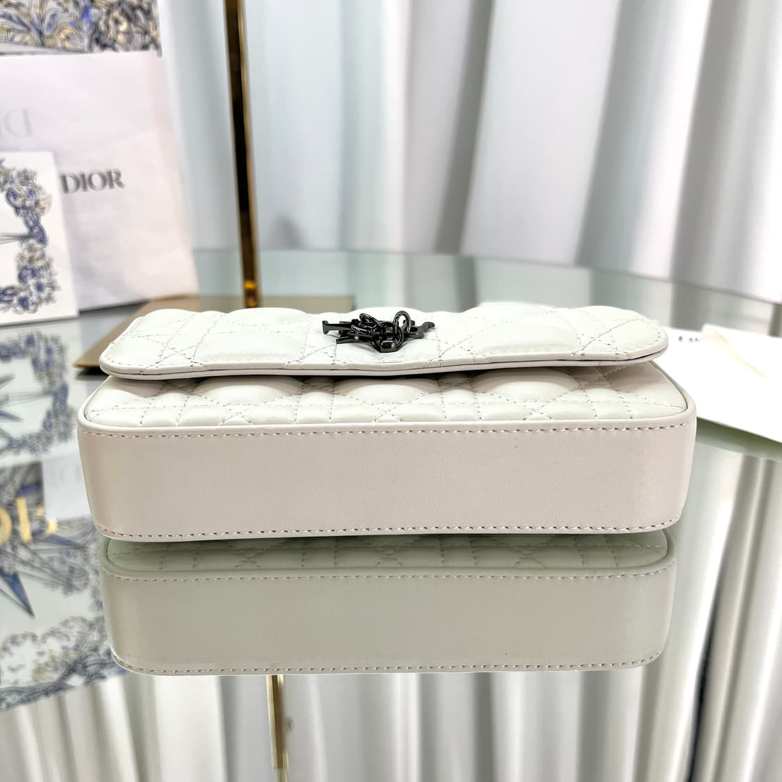 [새상품급] 디올 레이디 디올 램스킨 까나쥬 라떼 폰 파우치 숄더백 상품이미지5