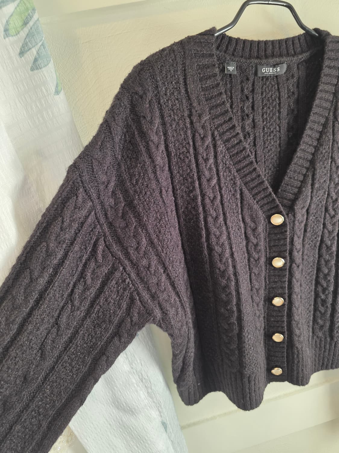 게스 블랙 브이넥 케이블 니트가디건 상품이미지3