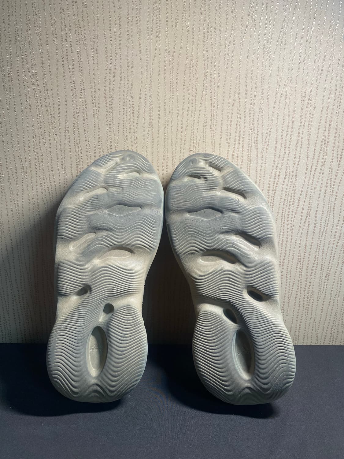 아디다스 이지 폼 러너 오커 285 상품이미지4