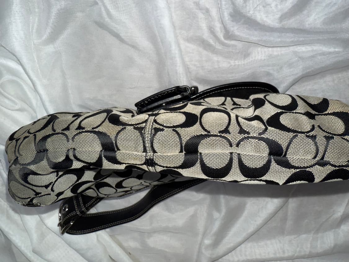 코치 버클 숄더백 블랙 상품이미지4