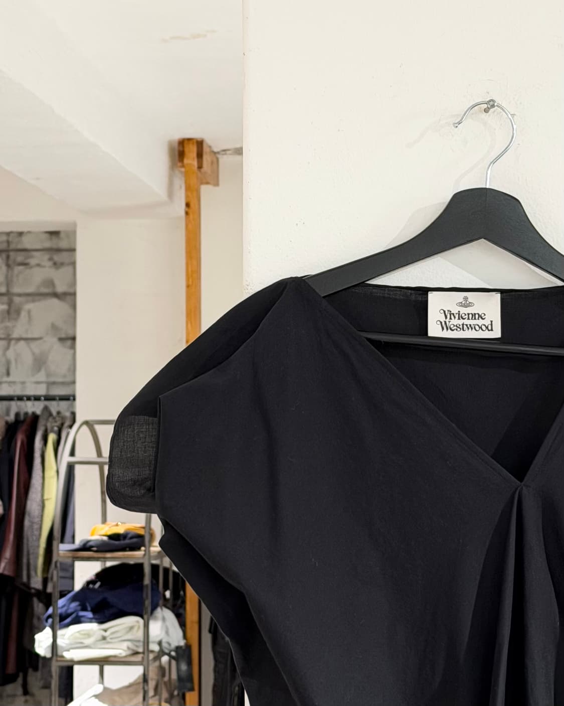 비비안웨스트우드 블랙 브이넥 언발란스 드레이프 백리본 탑  상품이미지2