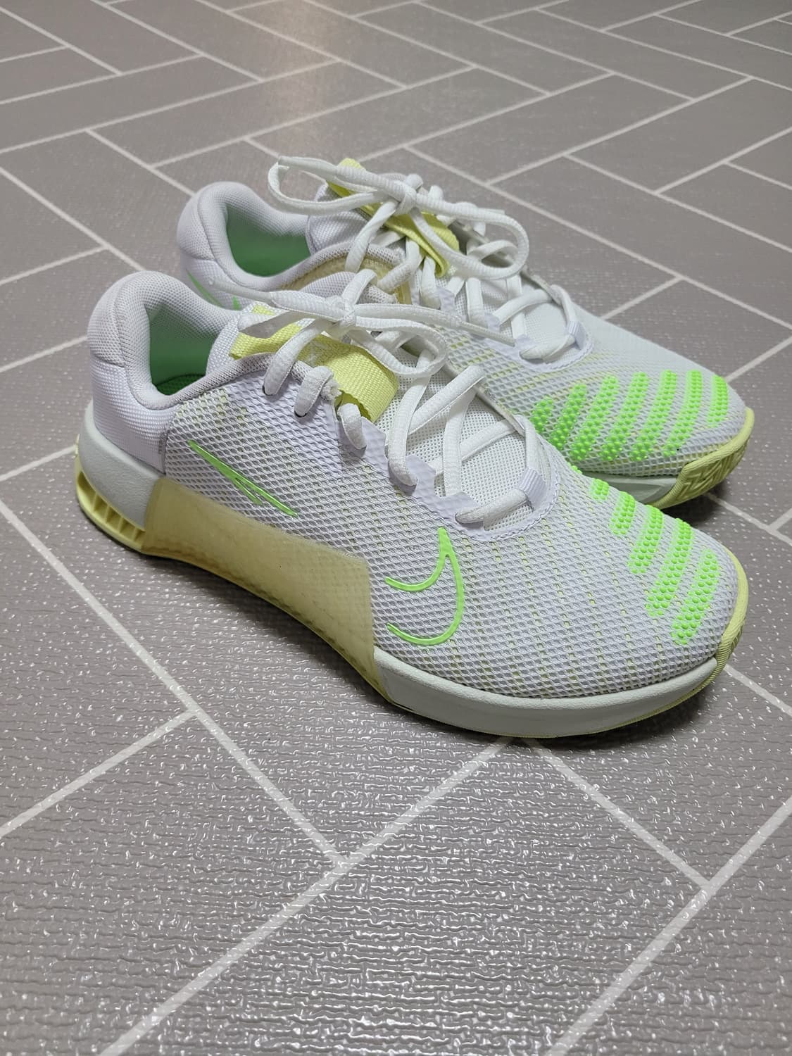 1회착) 나이키 메트콘 9 화이트 루미너스 그린 235 상품이미지3