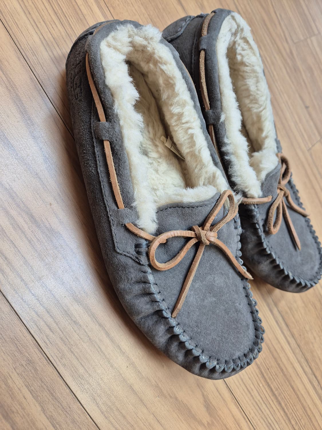 UGG 어그 여성 모카신 240mm 회색 제품입니다. 실내에서 착용하기  상품이미지2