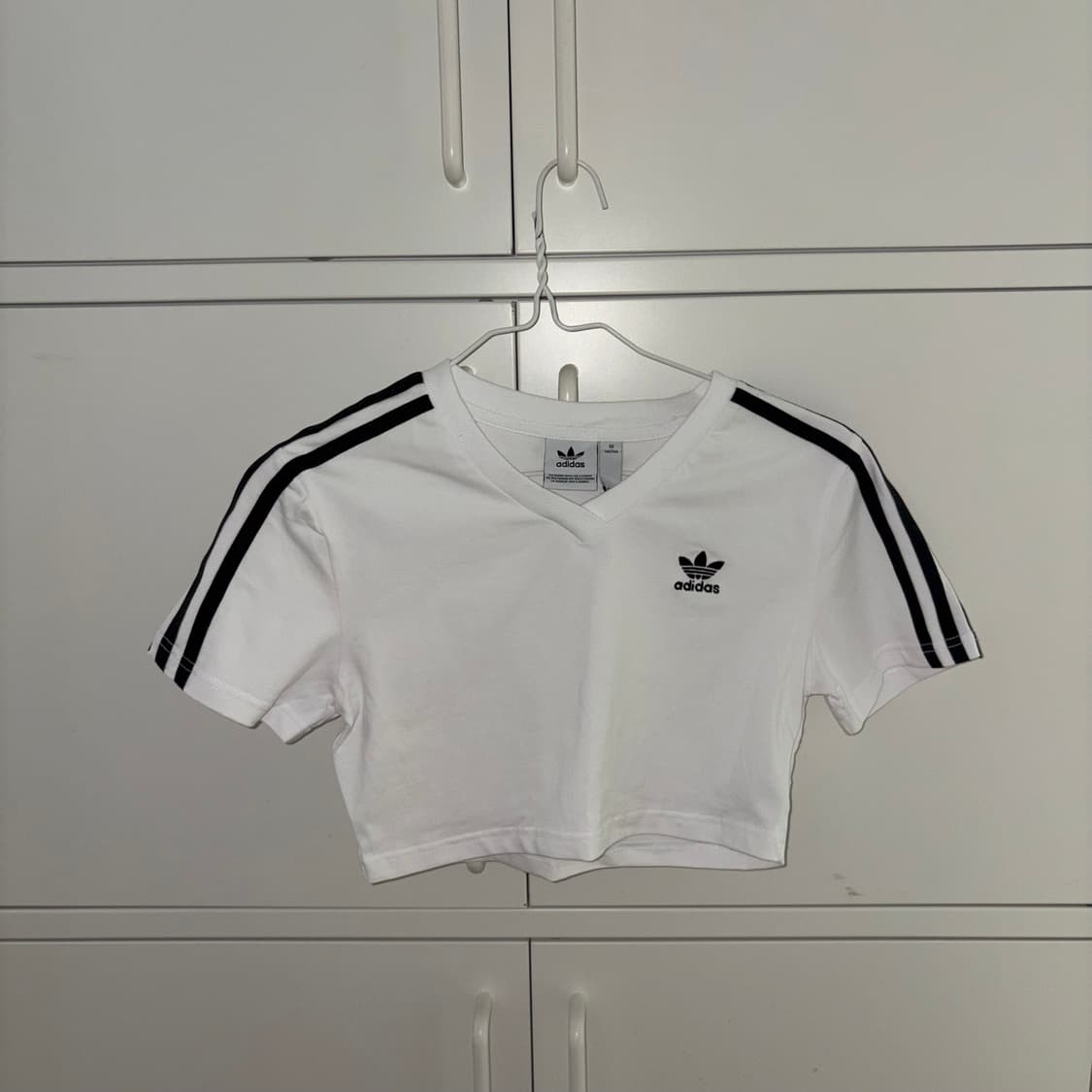 아디다스 브이넥 크롭 반팔 상품이미지1