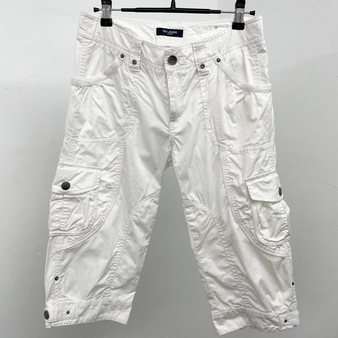 화이트 멀티포켓 카프리 팬츠 상품이미지1