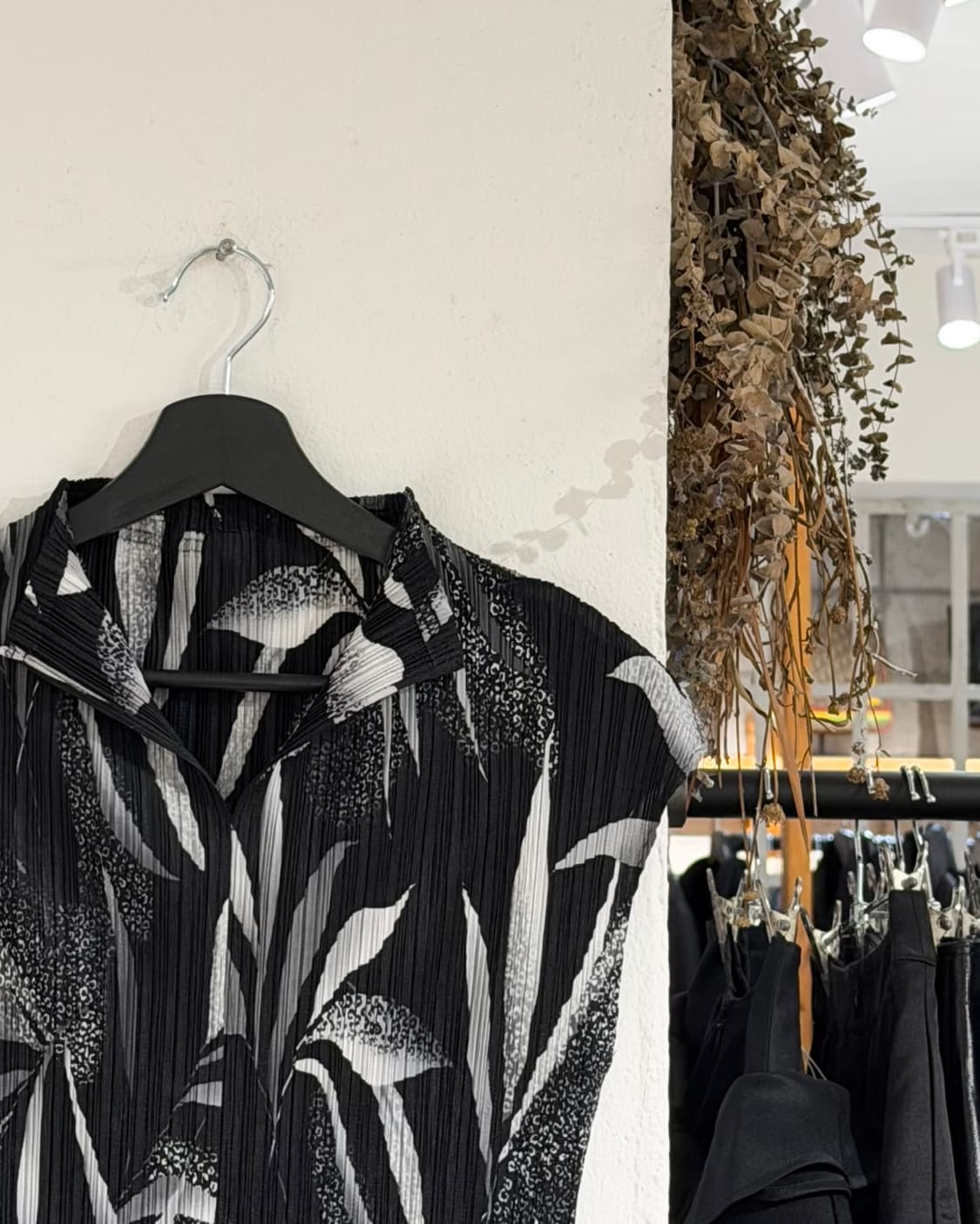 플리츠 플리즈 블랙 리프 프린트 슬리브리스 탑 상품이미지3