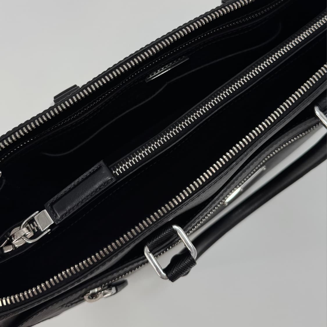 프라다 삼각로고 사피아노 브리프케이스 토트백 블랙 (2VG044) 상품이미지9