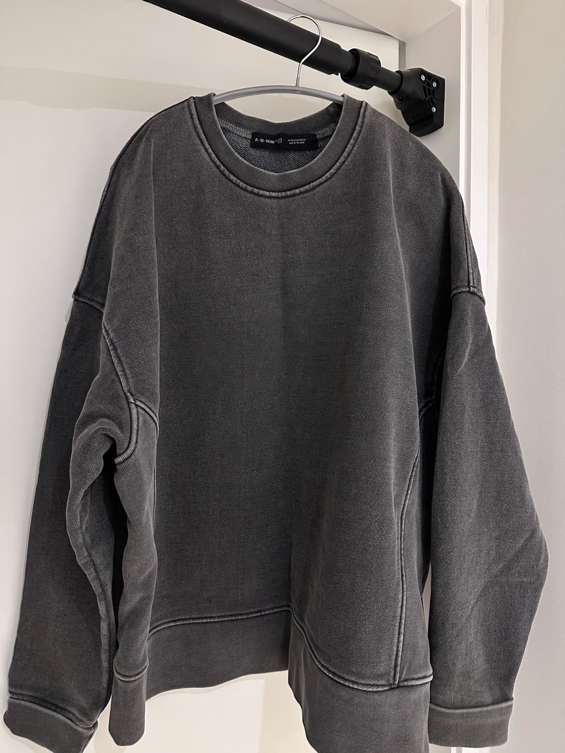 어텐션로우 헤비 피그먼트 맨투맨 차콜 상품이미지1