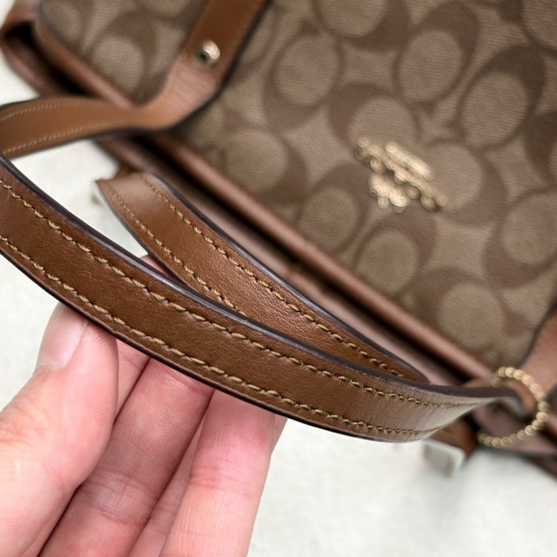 COACH 시그니처 드로우 스트링 캐리올 토트백 상품이미지3