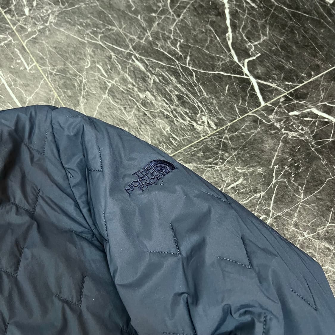 노스페이스 로고 퀼팅 경량 후드 자켓 상품이미지6