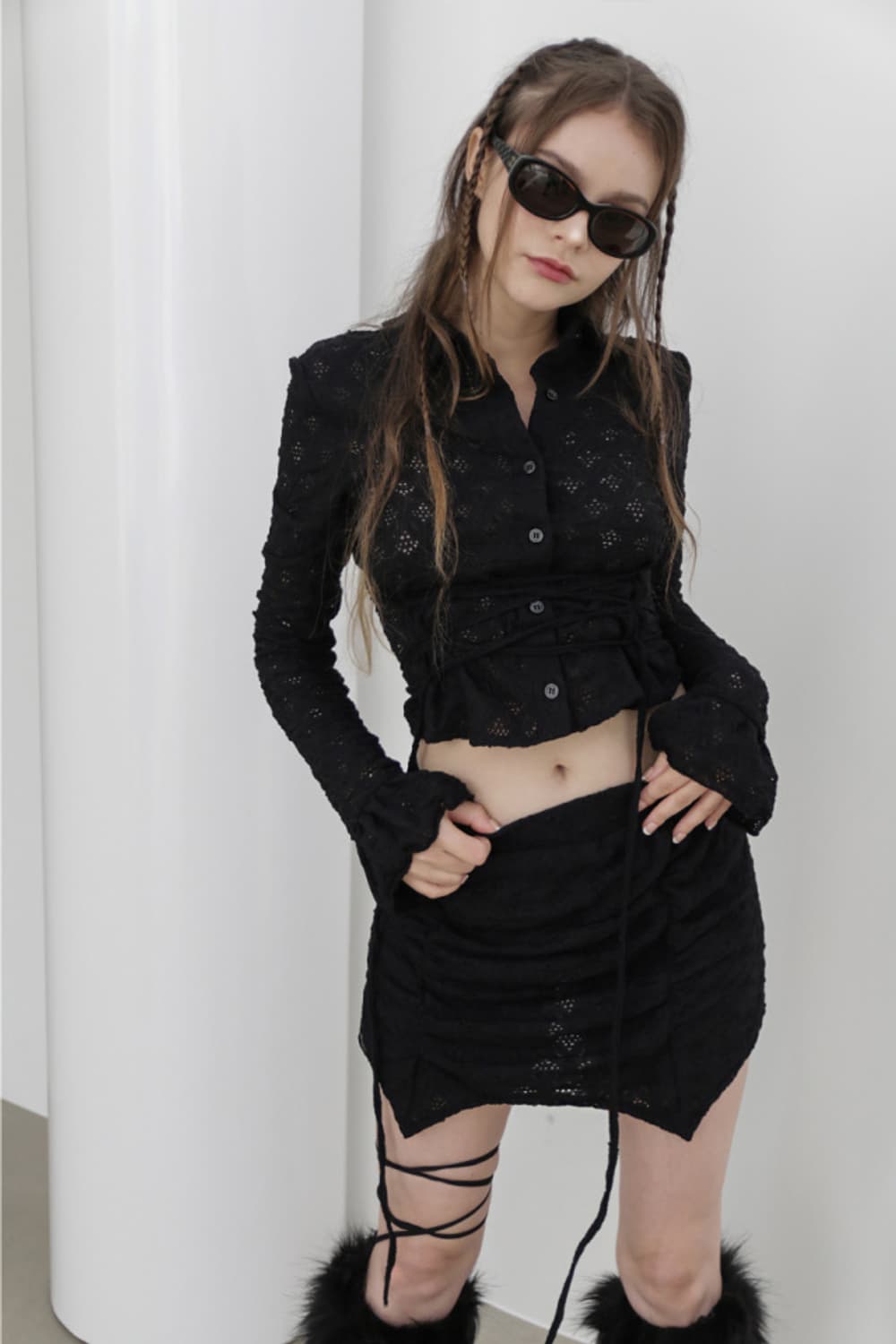드라이로즈 펀칭 스트링 블라우스 탑 셔링 스커트 셋업 블랙 상품이미지5