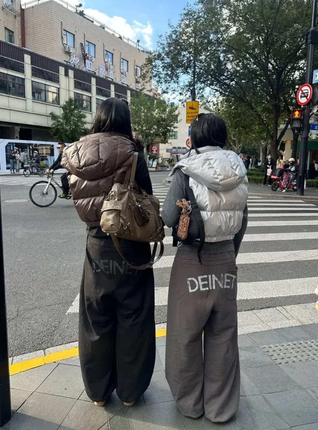 다이닛 백 로고 스웻팬츠 차콜 상품이미지1