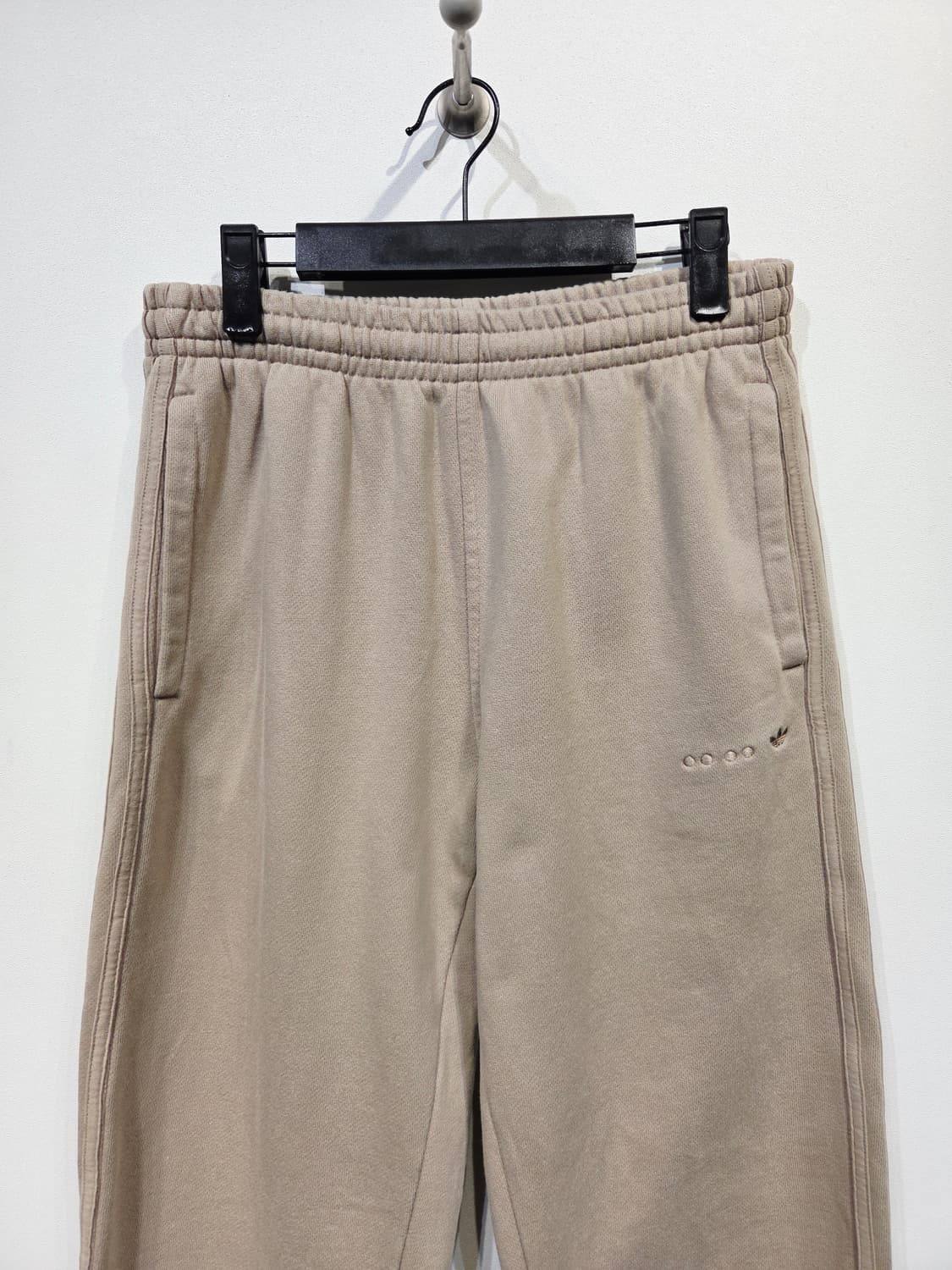 아디다스 에센셜 로고 스웨트팬츠 조거팬츠 베이지 상품이미지3