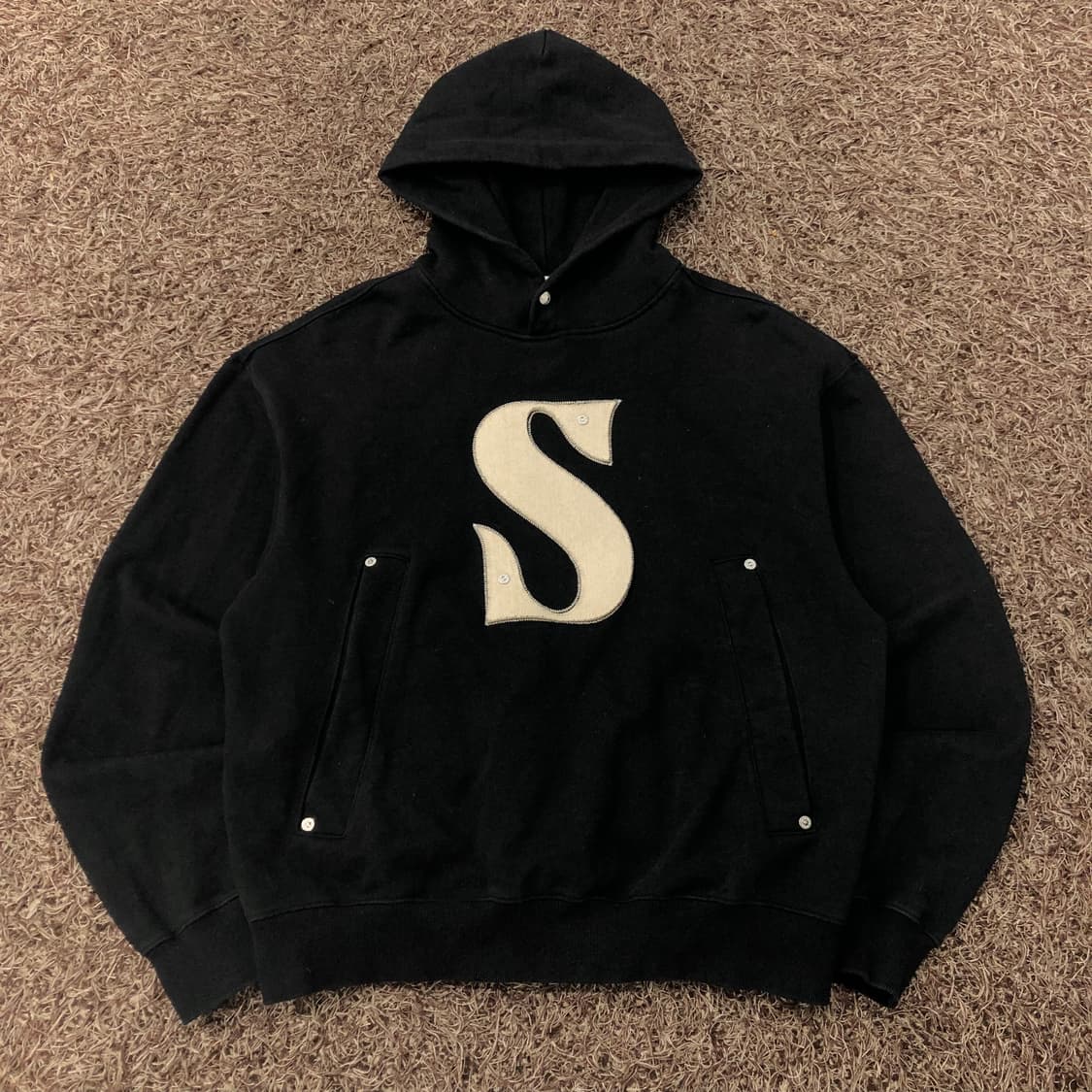 세터 리벳 아플리케 포켓 후드티 상품이미지1