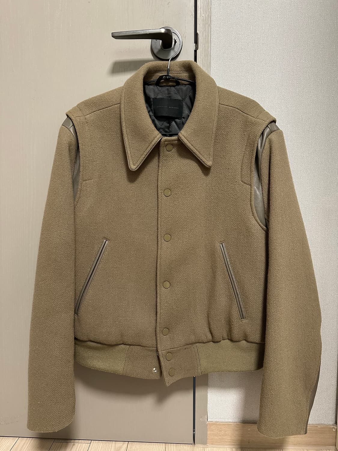 인사일런스 X 도프제이슨] 레더 믹스 울 바시티 자켓 BEIGE 상품이미지2