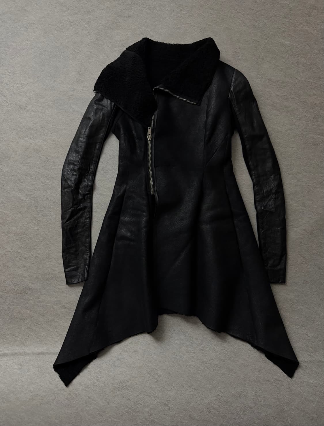 릭오웬스 램스킨 비대칭 롱무스탕 상품이미지1