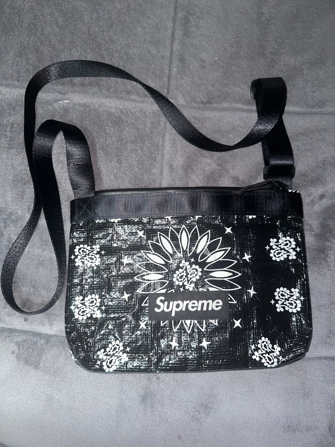 슈프림 반다나 크로스백 상품이미지1