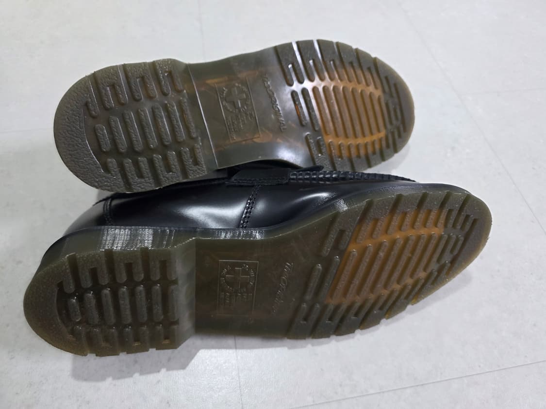 닥터마틴 아드리안 블랙 300 상품이미지4