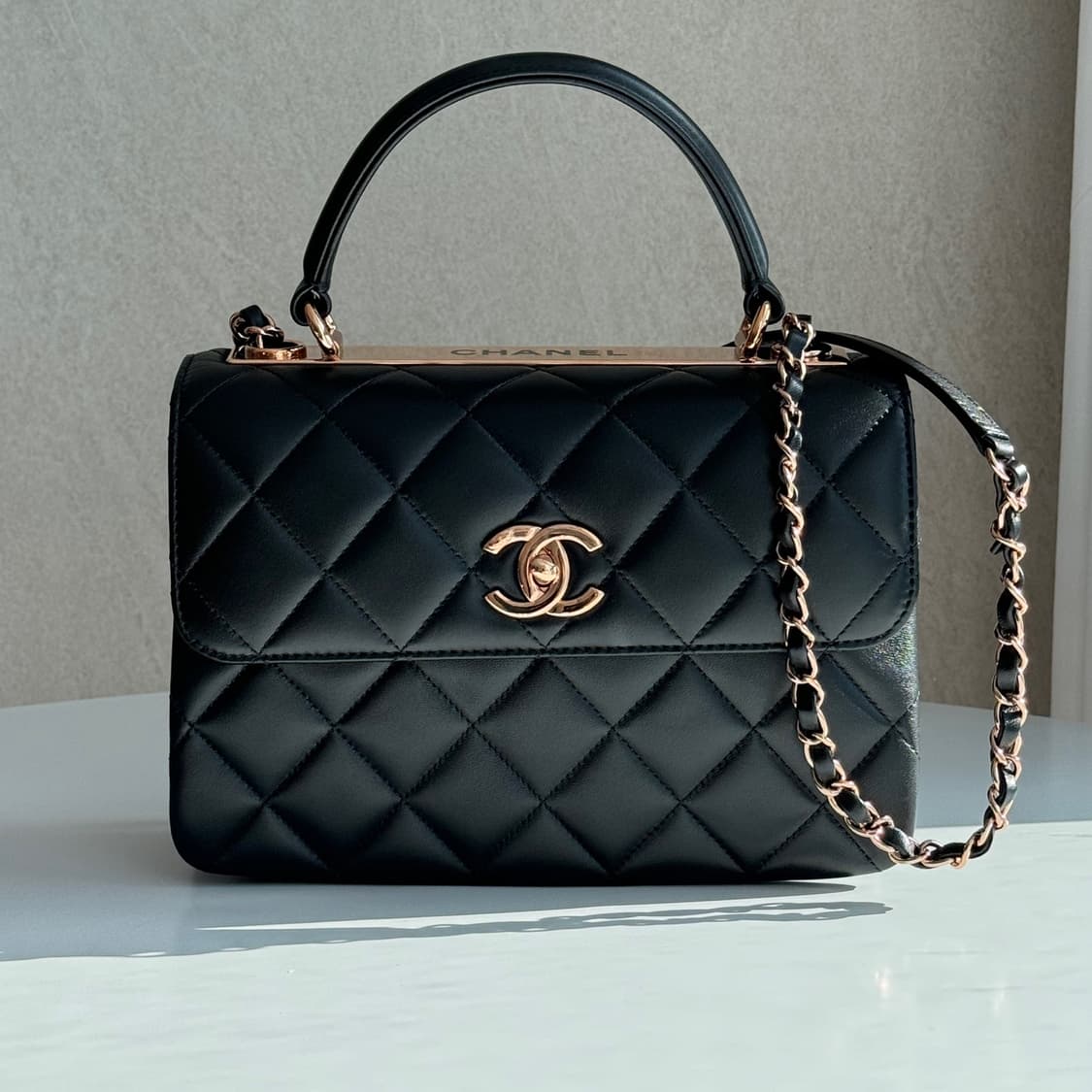 [신품급] 샤넬 트렌디 CC 탑 핸들 스몰 플랩백 블랙 금장 상품이미지2