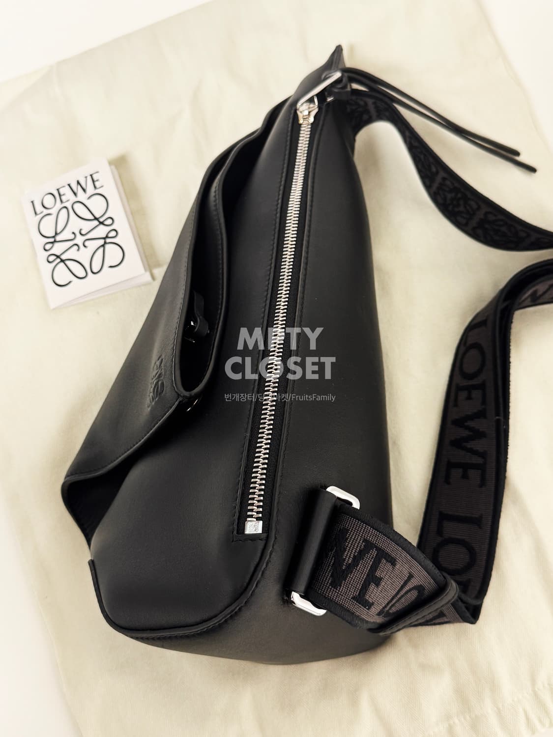 로에베 안톤 슬링백 블랙 카프스킨 상품이미지4