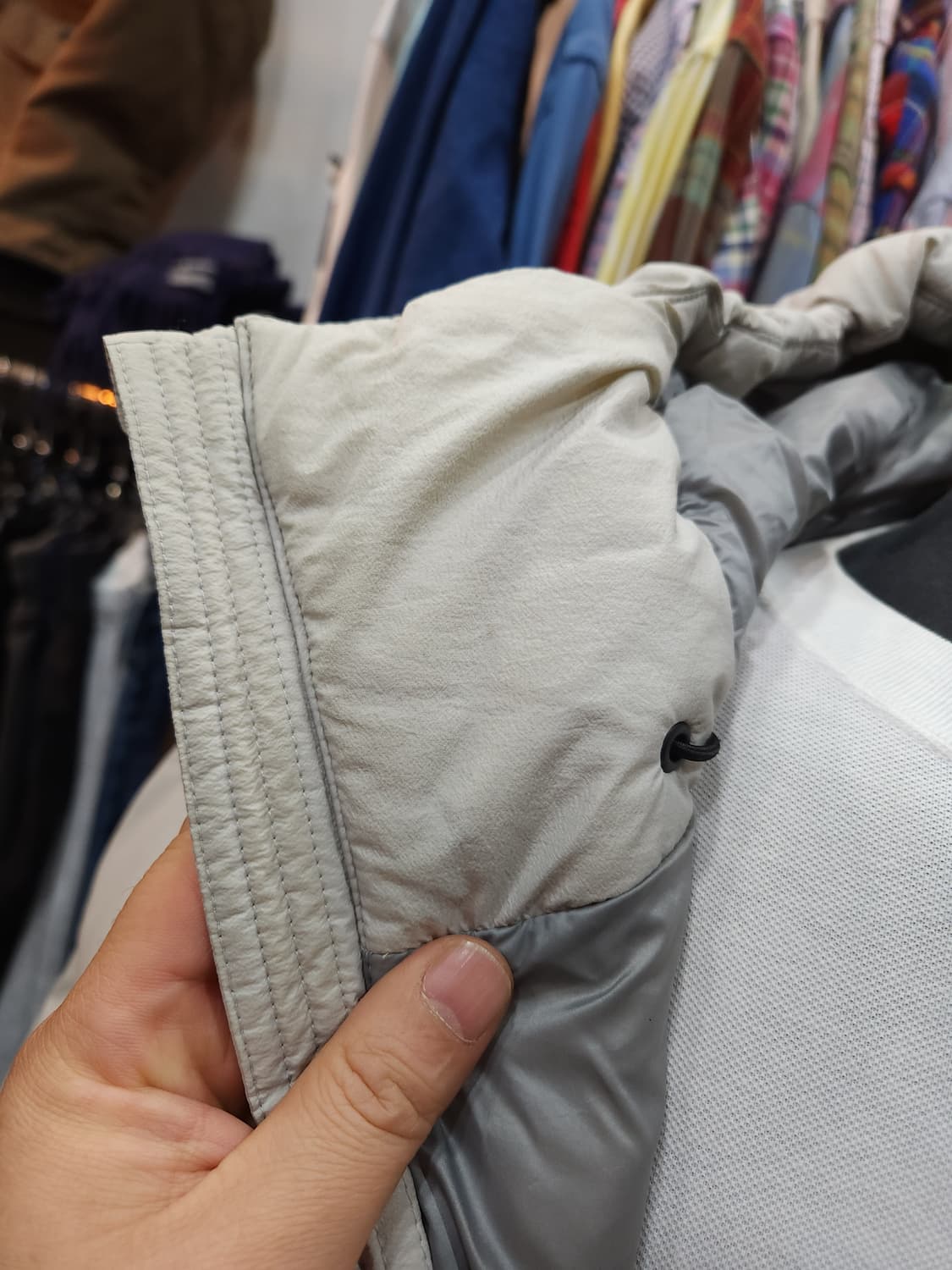 유니클로 심리스 오리털 후드 패딩

 상품이미지7