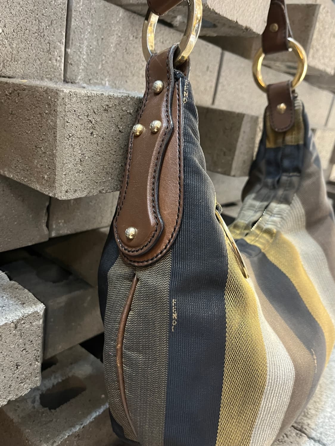 펜디 페킨 스트라이프 호보 백 상품이미지4