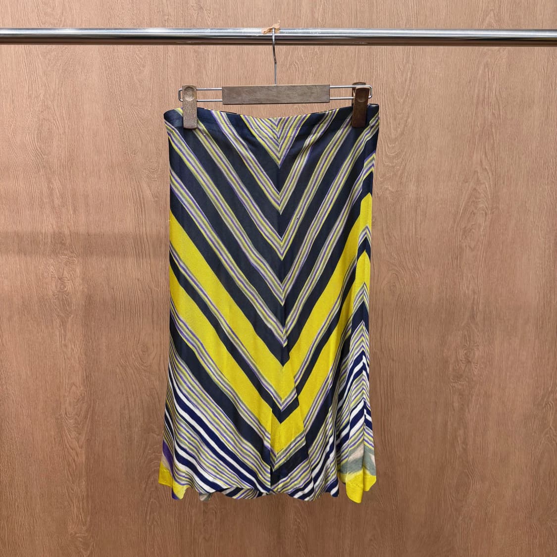 미쏘니 H라인 미디 스커트 스트라이프 세미 플레어 디테일 네이비 옐로우 상품이미지3