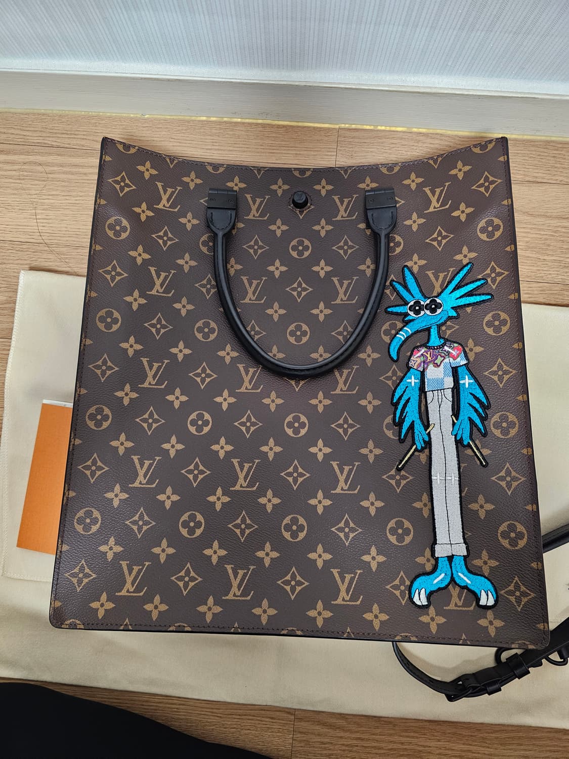 루이비통 버질아블로 캐릭터 자수 삭플라 크로스백 (새상품) 상품이미지4