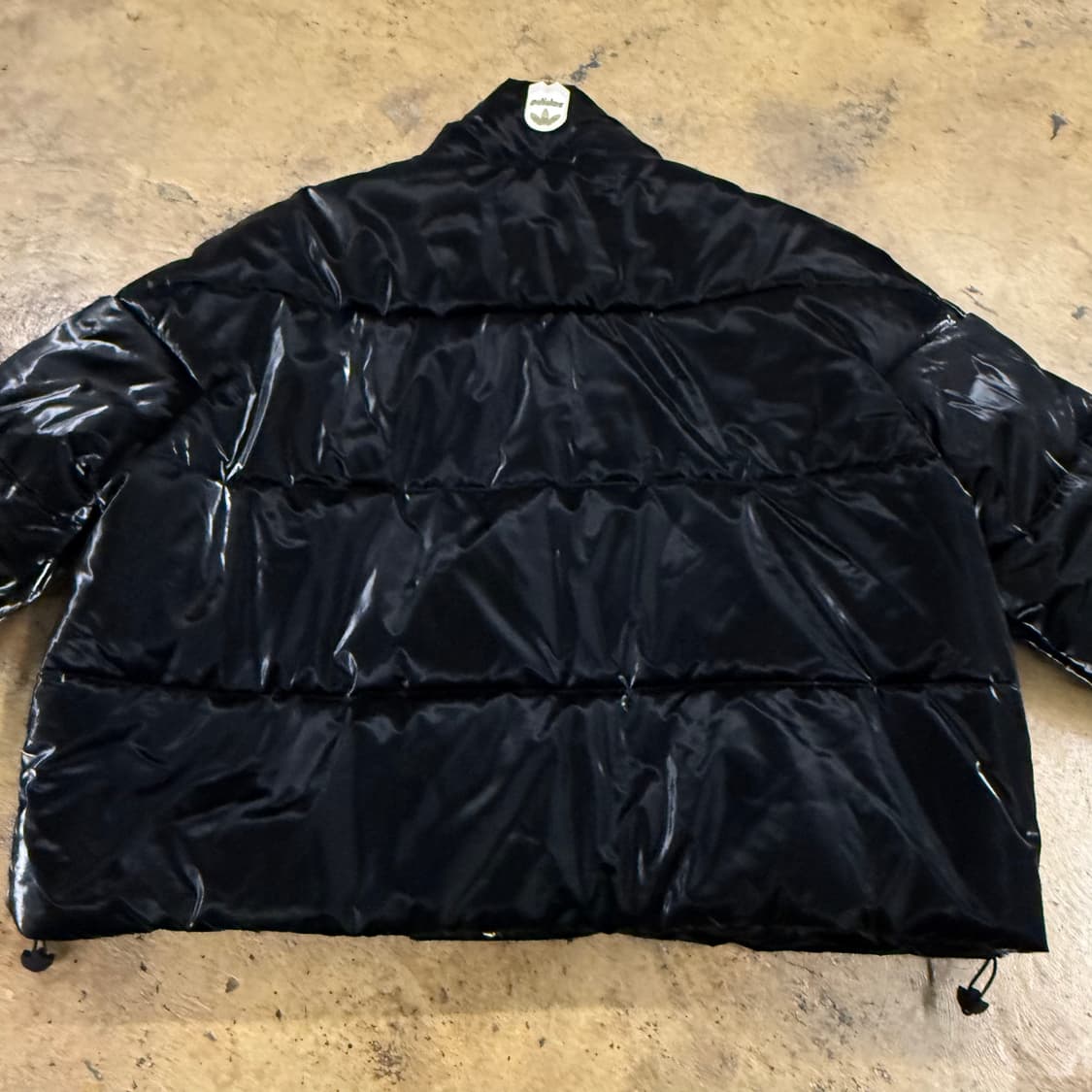 아디다스 블랙 유광 숏패딩  상품이미지4