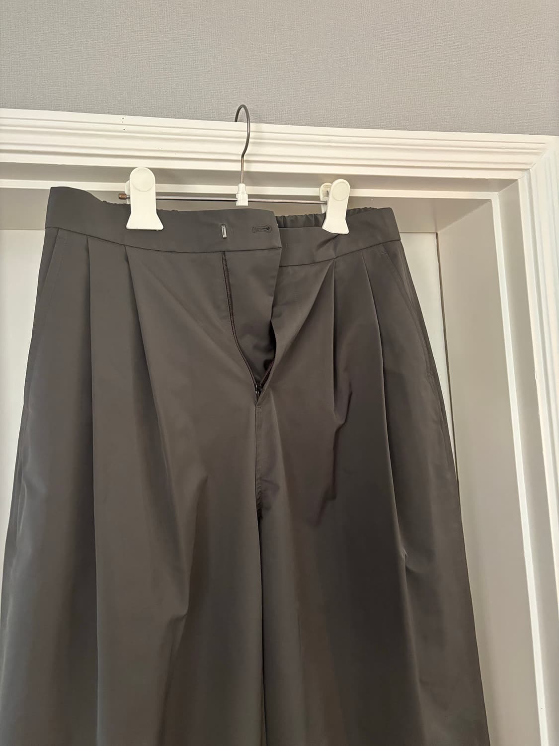 [M] 아모멘토 맨즈 투턱 와이드 팬츠 그레이 24fw 상품이미지3