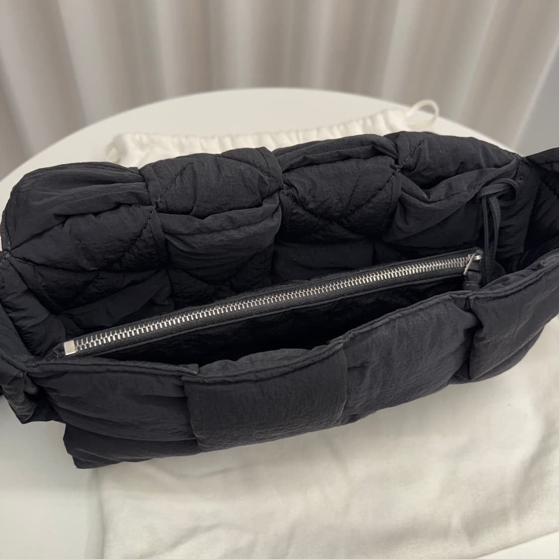 [정품] 보테가베네타 패딩 테크 카세트백 블랙 상품이미지6