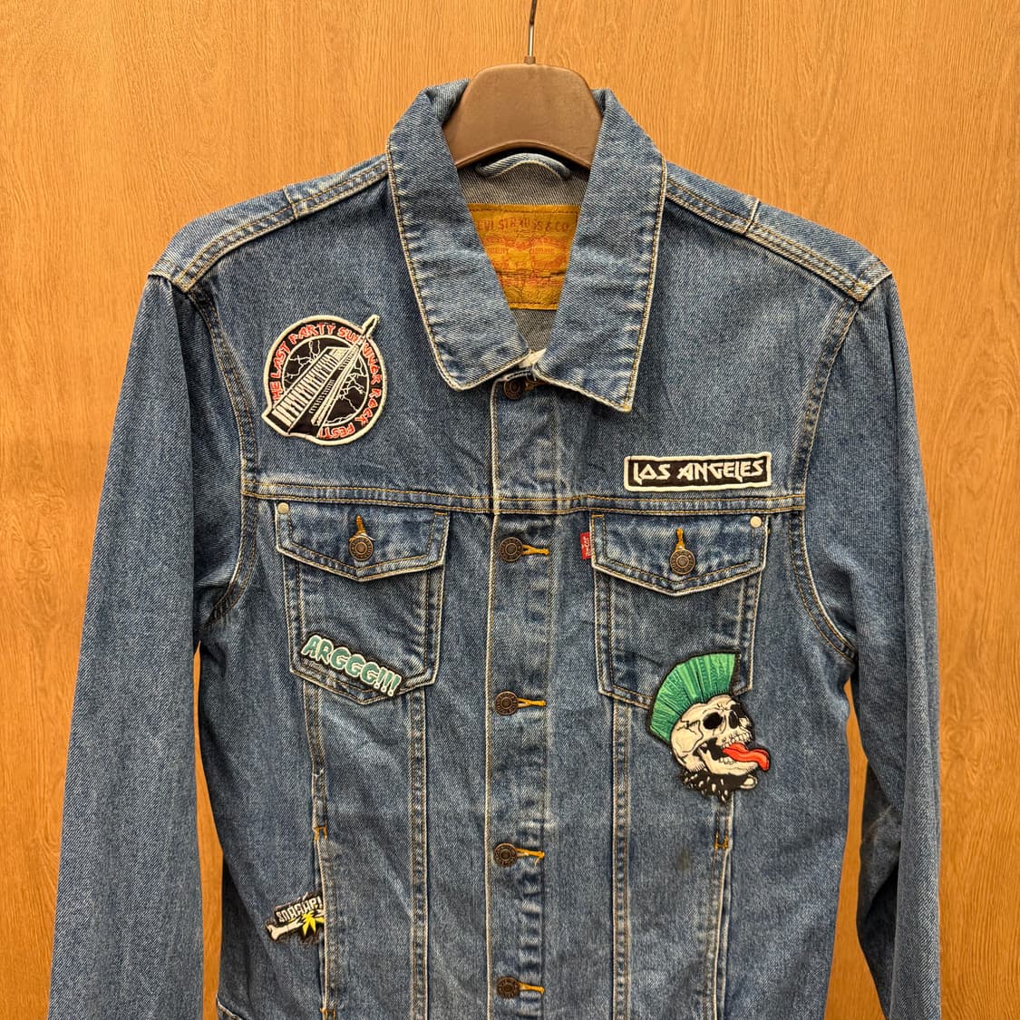 리바이스 데님 트러커 자켓 스트릿 펑크 그래픽 레터링 패치 디테일 진청 상품이미지4