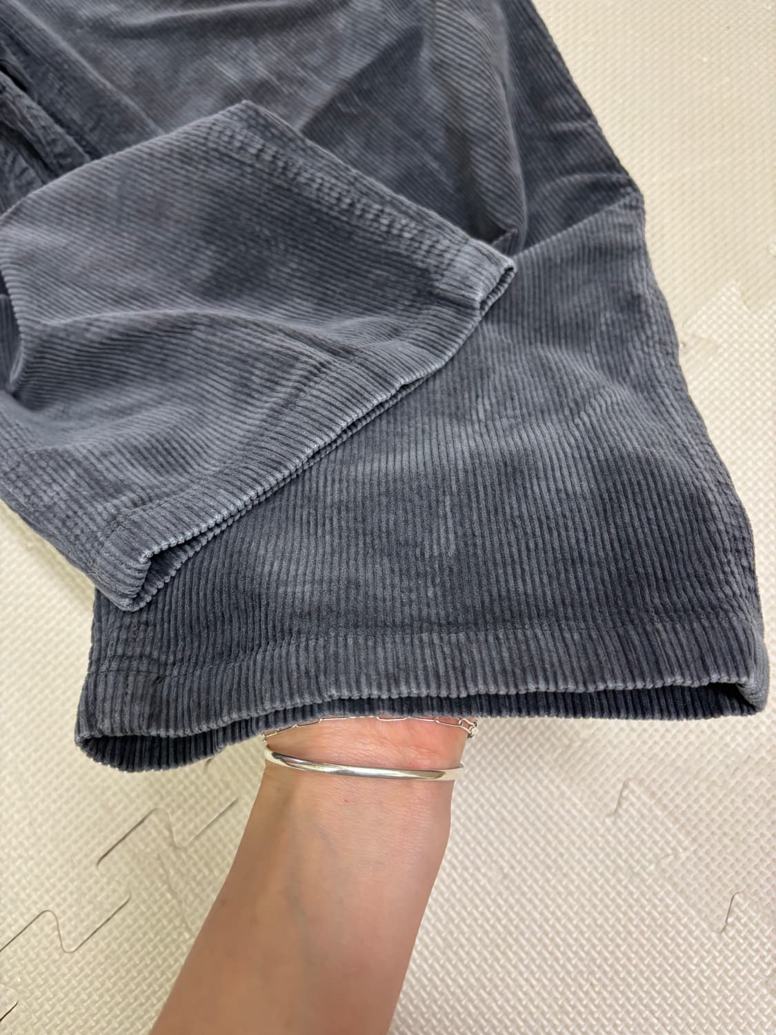 그라미치 코듀로이 팬츠 차콜 상품이미지3