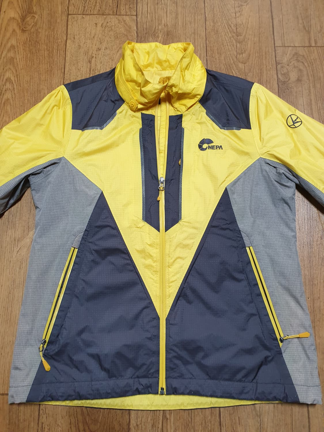 1126 네파 아웃도어 바람막이 95 사이즈입니다 상품이미지1