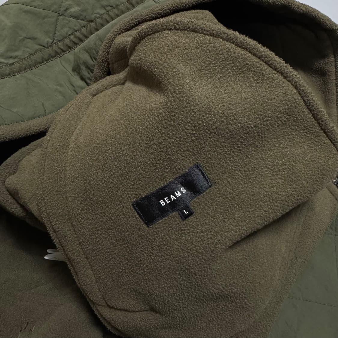 빔즈(BEAMS) 24fw 올리브컬러 나일론 플리스 양털 퀄팅 자켓 상품이미지3