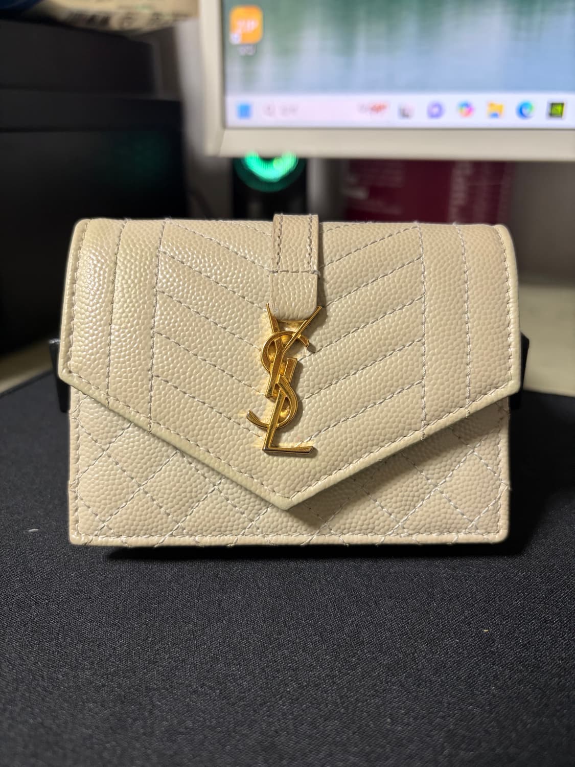 생로랑 엔벨로프 플랩 카드 케이스 믹스 마틀라세 그레인 드 뿌드르 엠보스 상품이미지1