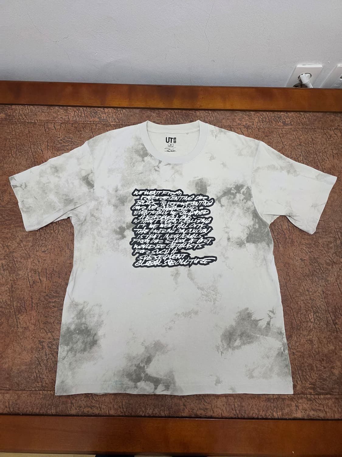 유니클로 x 퓨추라 타이다이 반팔티 M 상품이미지1