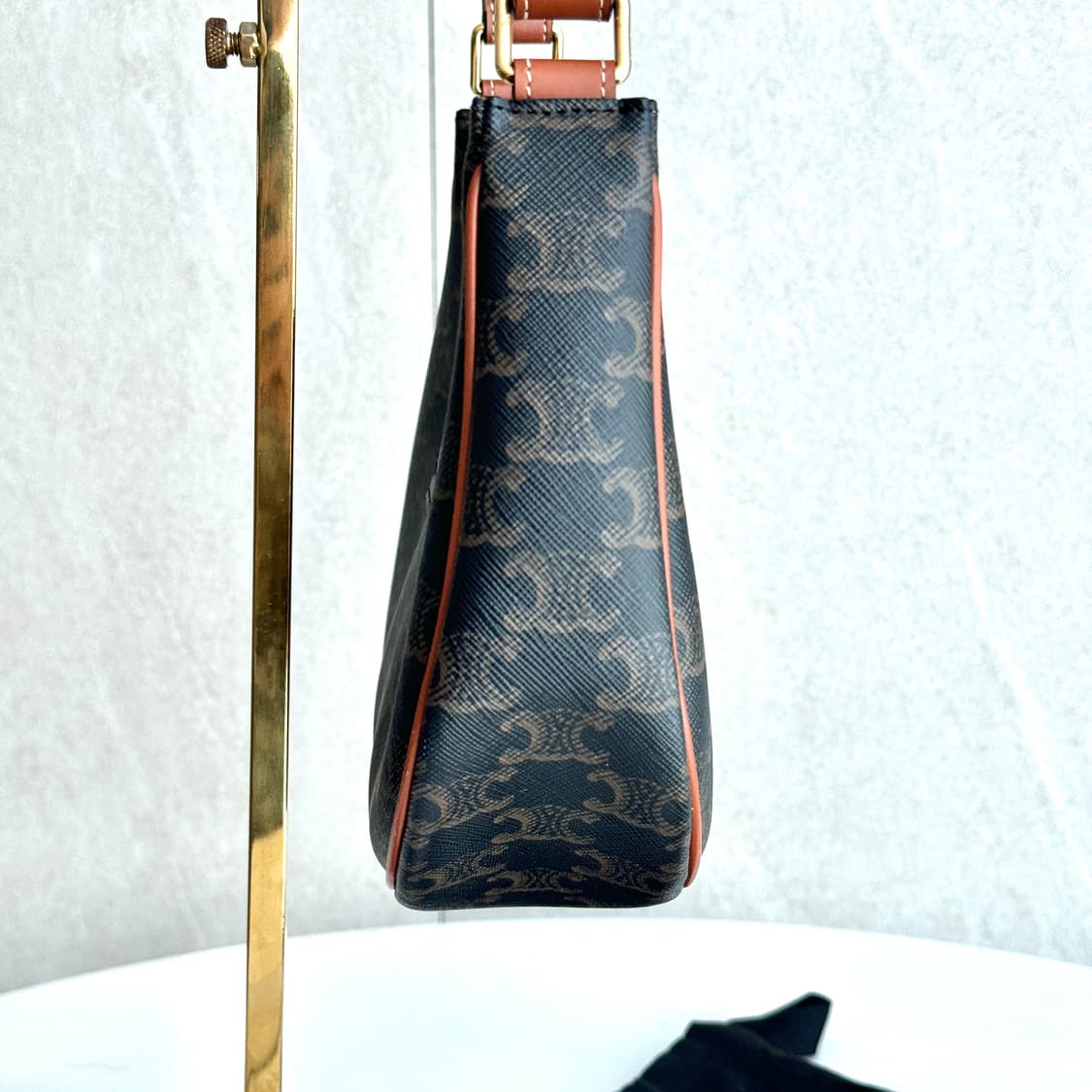 셀린느 트리옹프 아바백 미디움 상품이미지3