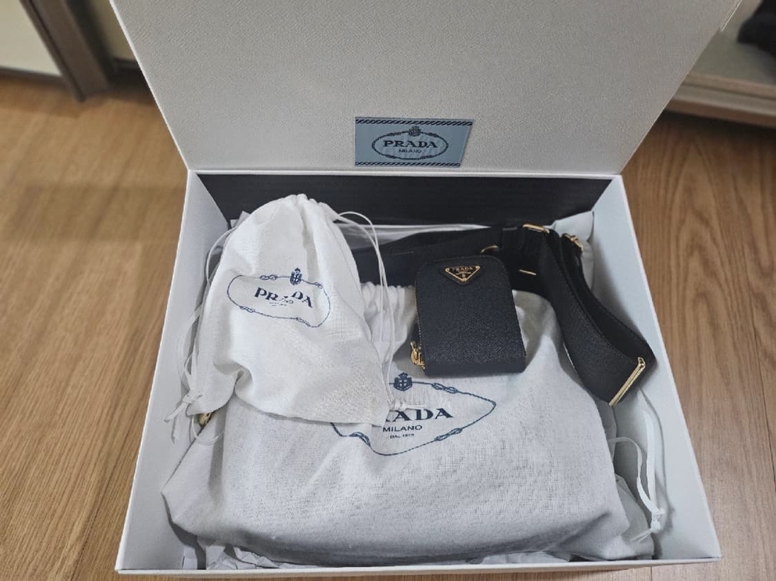 프라다 리에디션 사피아노 가죽백 상품이미지2